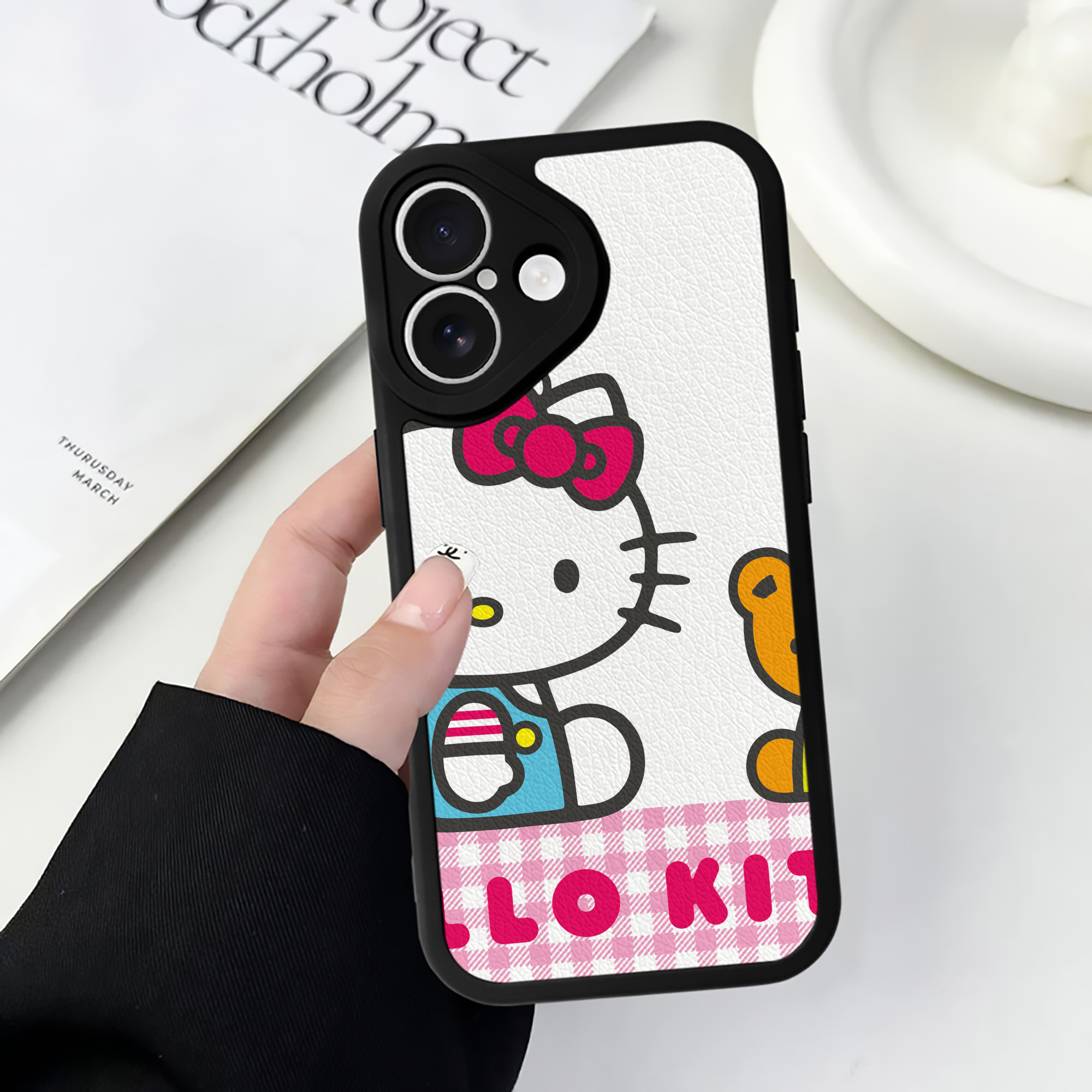 （画像用） Hello Kitty ハローキティ 【iPhone 16シリーズ対応】シリコンスマホケース（レザー調） 材質：シリコン